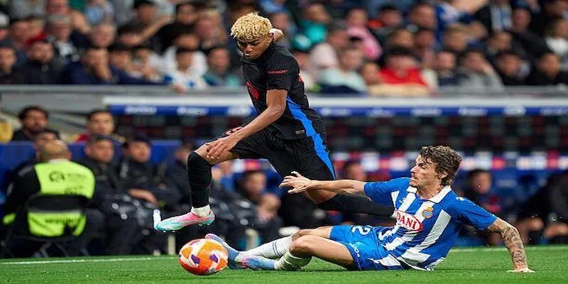 Những khó khăn đầu trận của Barcelona trước Espanyol
